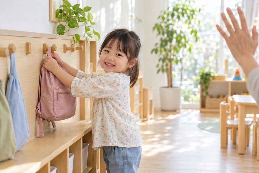 自分のリュックをフックにかける女の子